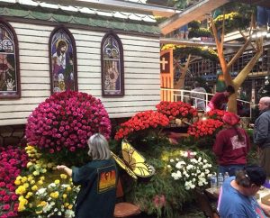 "Petal Pusher" volunteers work on the Lutheran Hour Ministries (LHM) float prior to the 2014 Rose Parade. The LHM float — the only one with a Christian theme among more than 40 entries — received the Princess Award trophy. (Matthew C. Harrison)