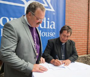 A Protocol Agreement between the LCMS and Iglesia Luteranna en Guatemala (ILG) was signed by LCMS President Rev. Dr. Matthew C. Harrison and the Rev. Dr. Abdiel Orozco, ILG president, a lunch reception hosted by Concordia Publishing House after the installation service. (LCMS/Frank Kohn)