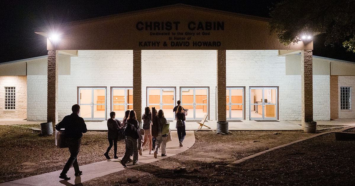 Young adults, including students from University Lutheran Chapel in College Station, Texas, arrive for a winter retreat held in February at Camp Lone Star in La Grange, Texas. (LCMS/Erik M. Lunsford)