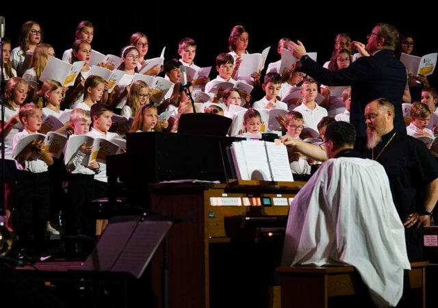 The Rev. Dr. Jonathan Rudy, kantor at Grace Lutheran Church, Clarksville, Tenn., plays organ, and Jonathan Busarow, executive artistic director of the Fort Wayne Children’s Choir, directs a special convention children’s choir during the Opening Divine Service of the 69th Regular Convention of The Lutheran Church—Missouri Synod on July 18 at the Phoenix Convention Center in downtown Phoenix. (LCMS/Erik M. Lunsford)